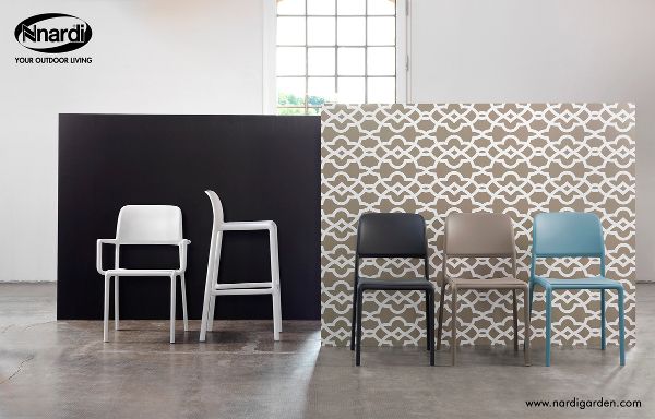 Nardi Riva aranżacja z krzesłami plastikowymi